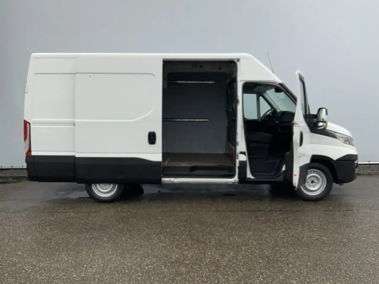 Iveco Daily 35S13V 2.3 352 H2 L3 Airco 3 Zits Opstap Euro 5 - Dubă: Foto 4 Iveco Daily 35S13V 2.3 352 H2 L3 Airco 3 Zits Opstap Euro 5 - Dubă: Foto 4