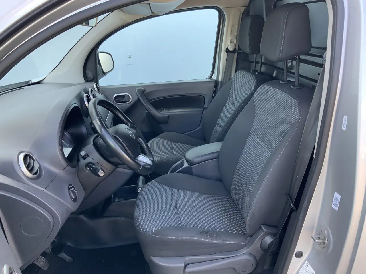 Mercedes-Benz Citan 109 CDI BlueEFFICIENCY Airco Cruise Euro 5 - Autoutilitară compactă: Foto 4 Mercedes-Benz Citan 109 CDI BlueEFFICIENCY Airco Cruise Euro 5 - Autoutilitară compactă: Foto 4