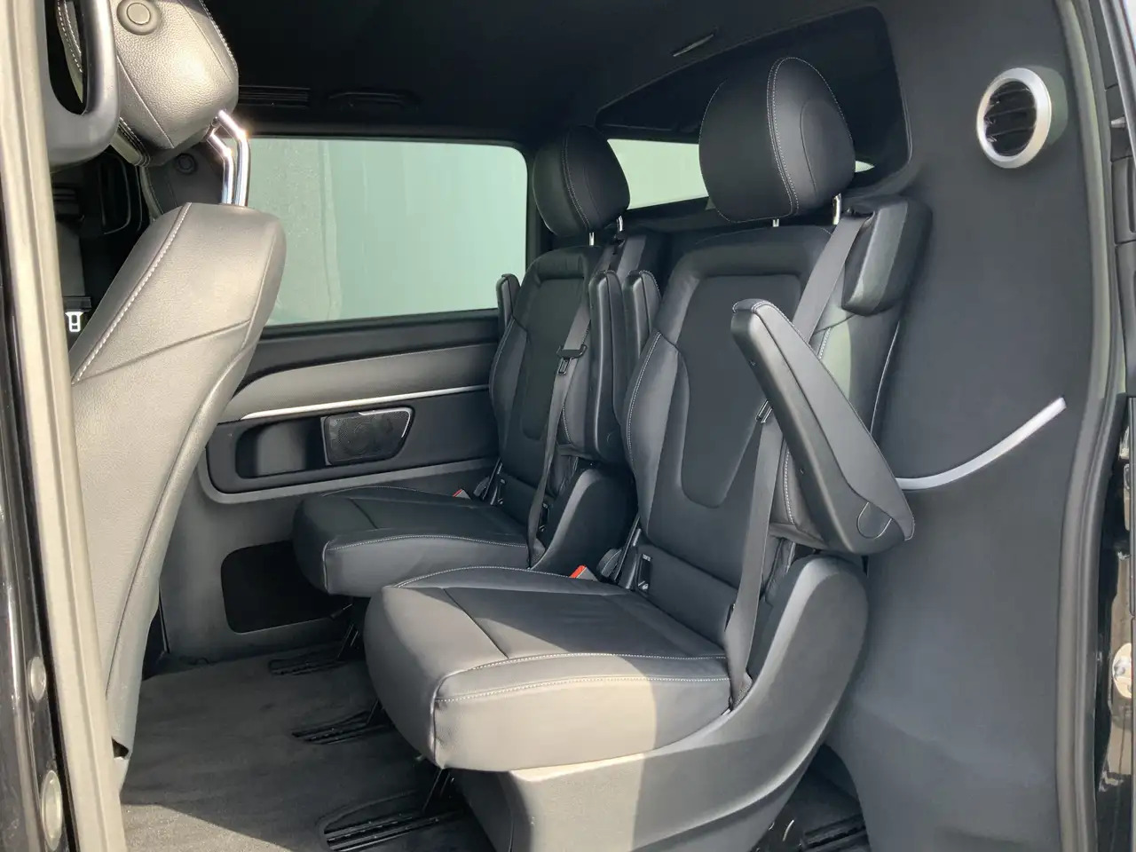 Mercedes-Benz V 300 300d Extra Lang Dub Cab Autom. Avantgarde Edition - Autoutilitară cabină dublă: Foto 3 Mercedes-Benz V 300 300d Extra Lang Dub Cab Autom. Avantgarde Edition - Autoutilitară cabină dublă: Foto 3