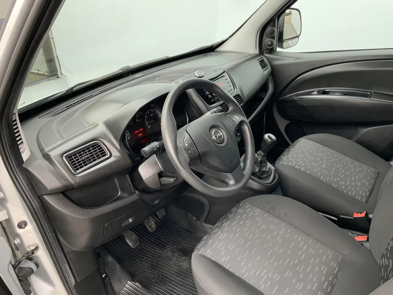 Opel Combo 1.3 CDTi L1H1 Edition Airco Euro 6 - Autoutilitară compactă: Foto 5 Opel Combo 1.3 CDTi L1H1 Edition Airco Euro 6 - Autoutilitară compactă: Foto 5