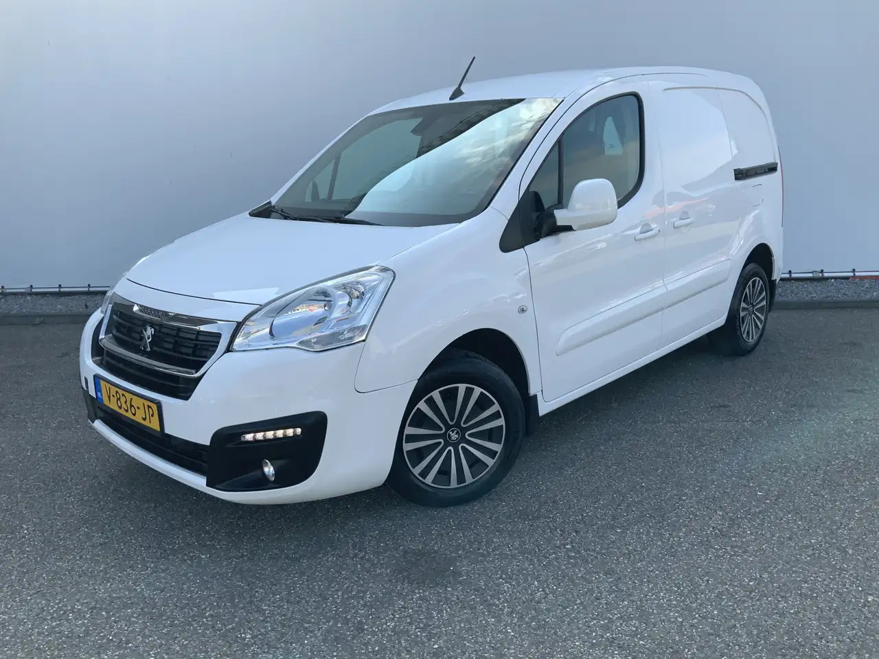 Peugeot Partner 122 1.6 BlueHDi Autom.100 L1 Premium S&S EXPORT!! - Autoutilitară compactă: Foto 1 Peugeot Partner 122 1.6 BlueHDi Autom.100 L1 Premium S&S EXPORT!! - Autoutilitară compactă: Foto 1