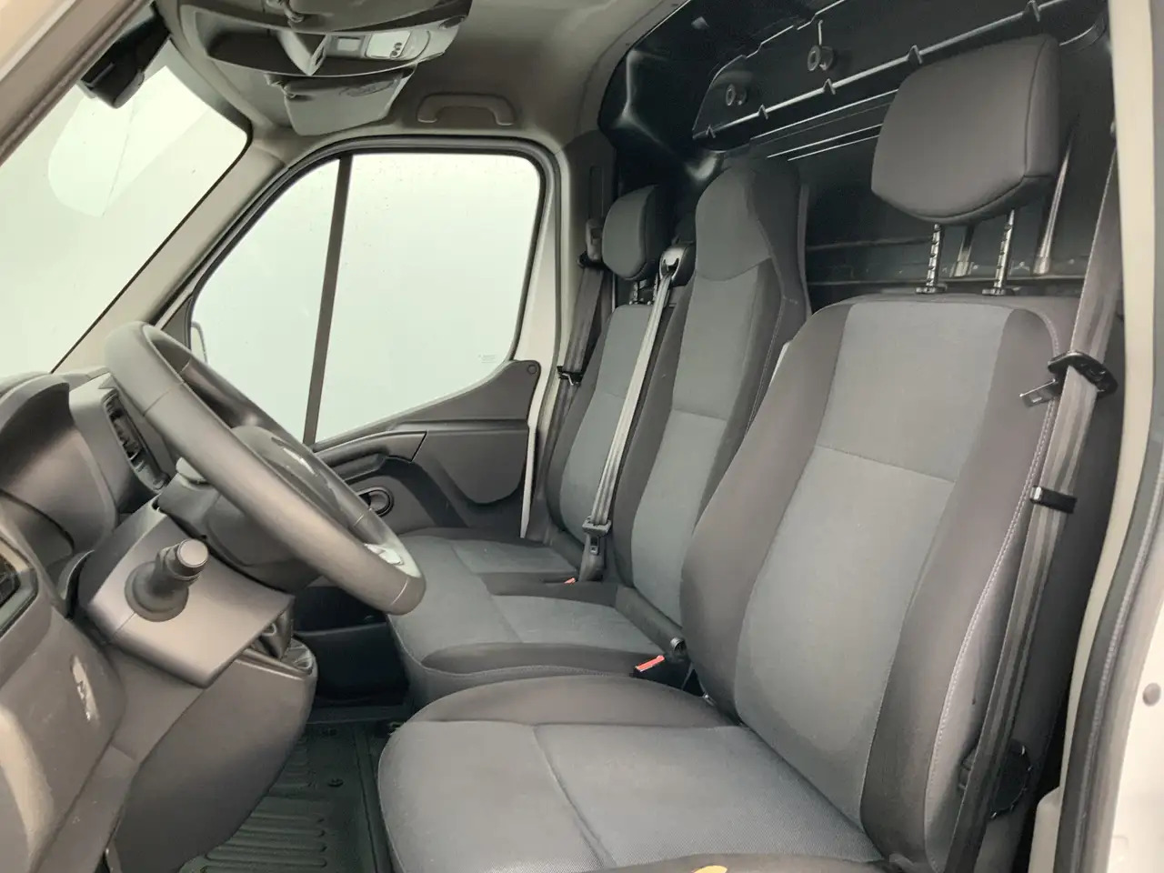 Renault Master T35 2.3 dCi 135 L2H2 Airco Cruise 3 Zits Camera Na - Dubă: Foto 4 Renault Master T35 2.3 dCi 135 L2H2 Airco Cruise 3 Zits Camera Na - Dubă: Foto 4