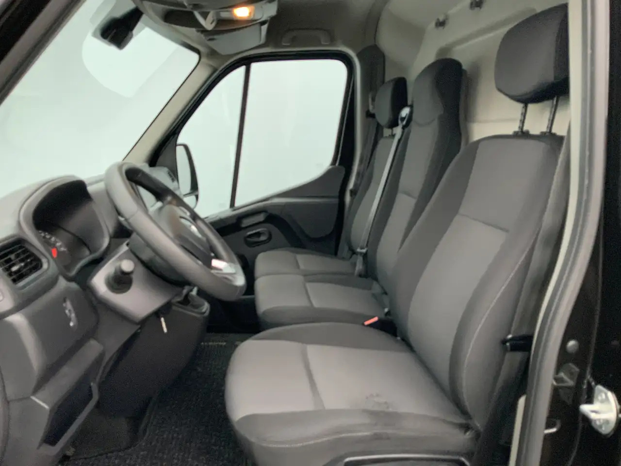 Renault Master T35 2.3 dCi 150 L2H2 Airco Cruise Camera 3 Zits Na - Dubă: Foto 4 Renault Master T35 2.3 dCi 150 L2H2 Airco Cruise Camera 3 Zits Na - Dubă: Foto 4