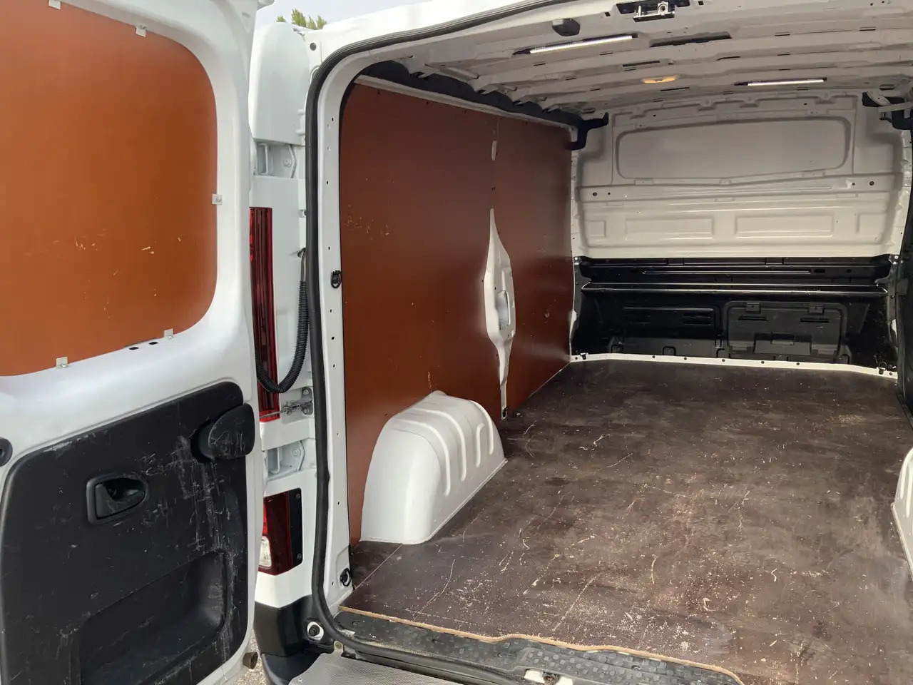 Dubă Renault Trafic 2.0 dCi 130 T30 L2H1 Work Edition Airco Cruise Nav: Foto 9 Dubă Renault Trafic 2.0 dCi 130 T30 L2H1 Work Edition Airco Cruise Nav: Foto 9