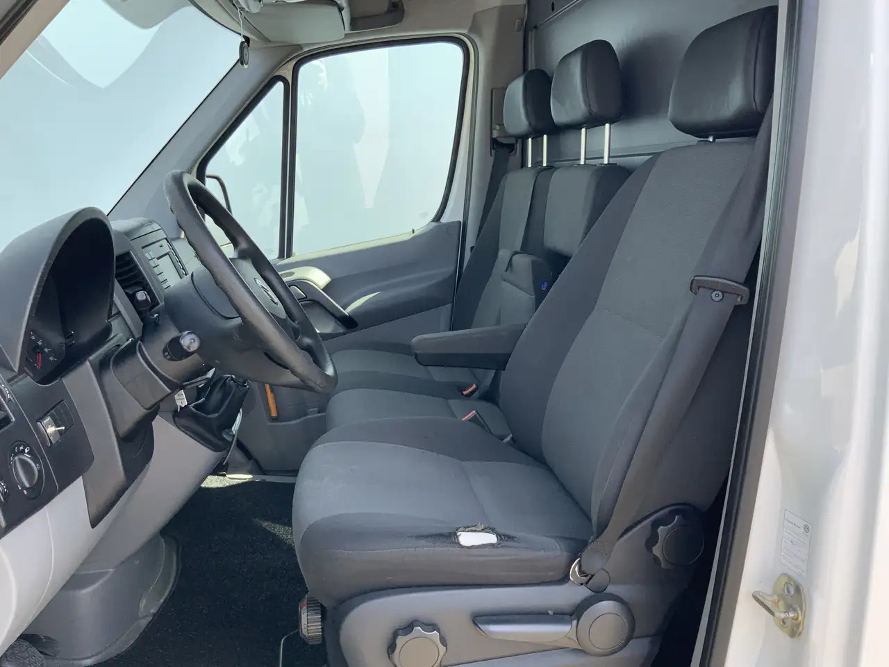 Volkswagen Crafter 35 2.0 TDI L1H1 Airco Cruise 3 Zits Trekhaak 2000 - Dubă: Foto 4 Volkswagen Crafter 35 2.0 TDI L1H1 Airco Cruise 3 Zits Trekhaak 2000 - Dubă: Foto 4