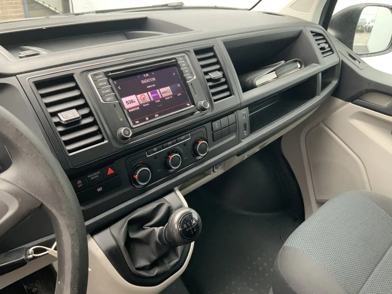 Volkswagen T6 Transporter 2.0 TDI L2H1 DC Comfortline Plus Dub Cab Cruise 5 - Autoutilitară cabină dublă: Foto 5 Volkswagen T6 Transporter 2.0 TDI L2H1 DC Comfortline Plus Dub Cab Cruise 5 - Autoutilitară cabină dublă: Foto 5