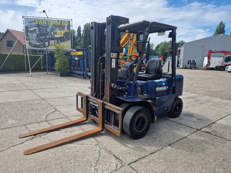 Caterpillar DP25K met breed vorkenbord - Stivuitor diesel: Foto 1 Caterpillar DP25K met breed vorkenbord - Stivuitor diesel: Foto 1