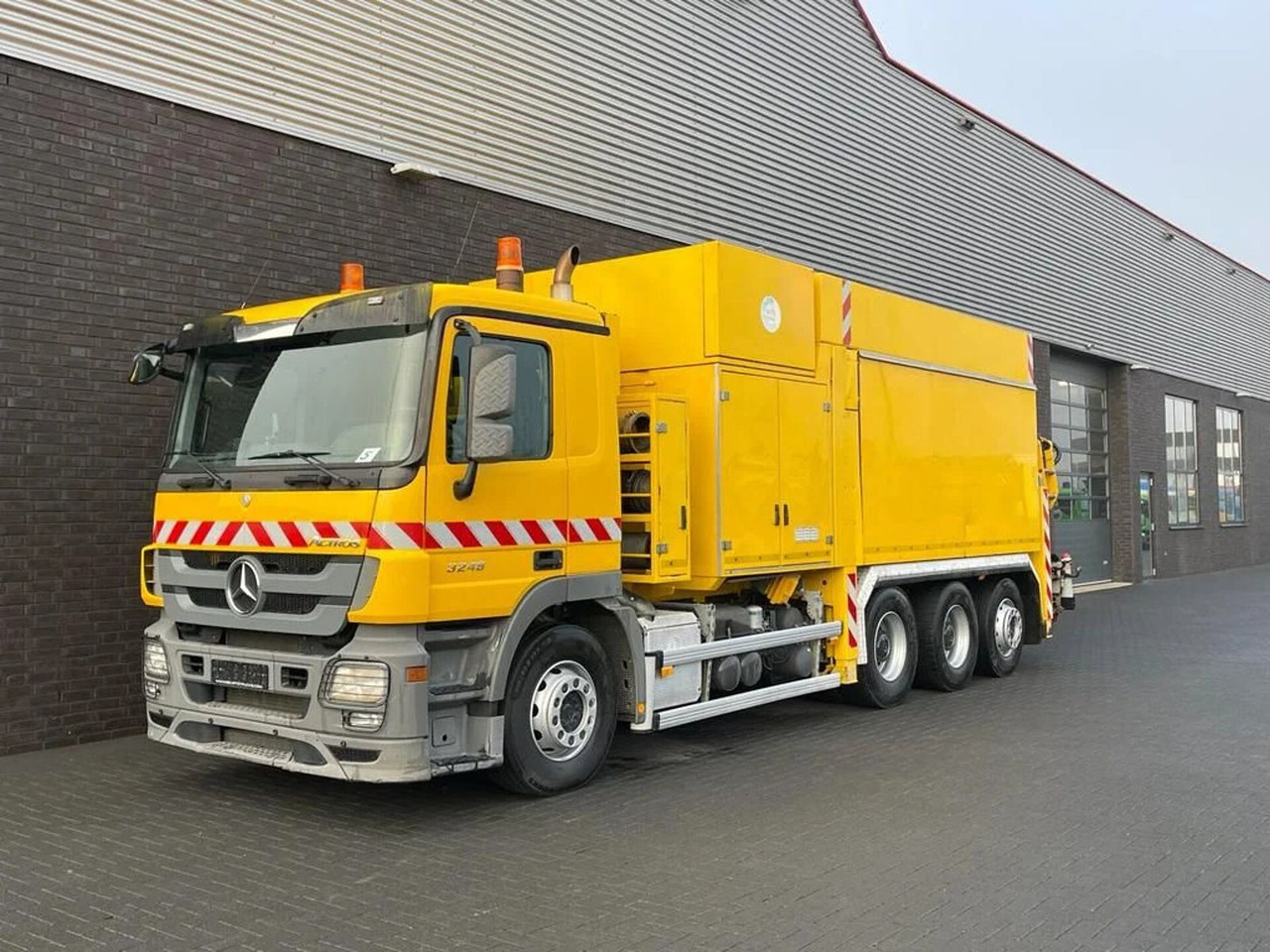 Mercedes-Benz Actros 3248 8X4 TRIDEM MTS DINO 12 SAUGBAGGER/SU - Maşină pentru vidanjări: Foto 2 Mercedes-Benz Actros 3248 8X4 TRIDEM MTS DINO 12 SAUGBAGGER/SU - Maşină pentru vidanjări: Foto 2