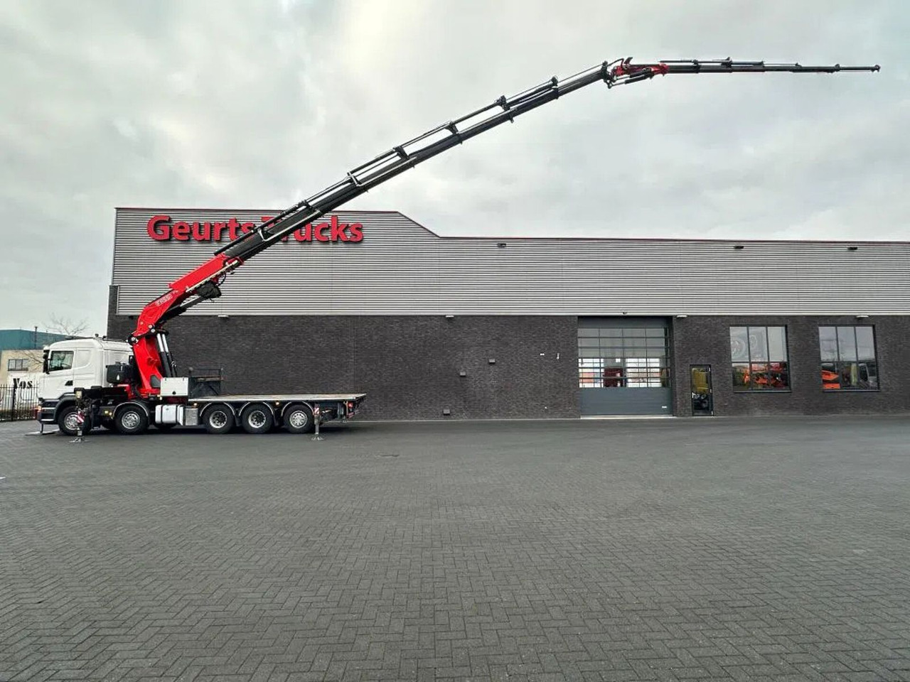 Scania R520 V8 10X4 TRIDEM + F1650RA.2.28 + JIB L816 KR - Camion cu macara: Foto 1 Scania R520 V8 10X4 TRIDEM + F1650RA.2.28 + JIB L816 KR - Camion cu macara: Foto 1