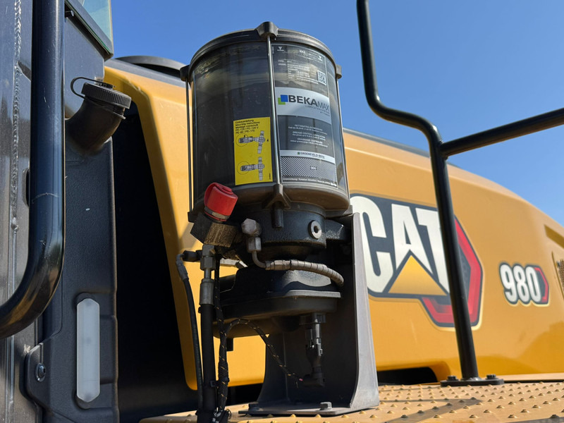 Încărcător frontal pe pneuri Caterpillar 980: Foto 16