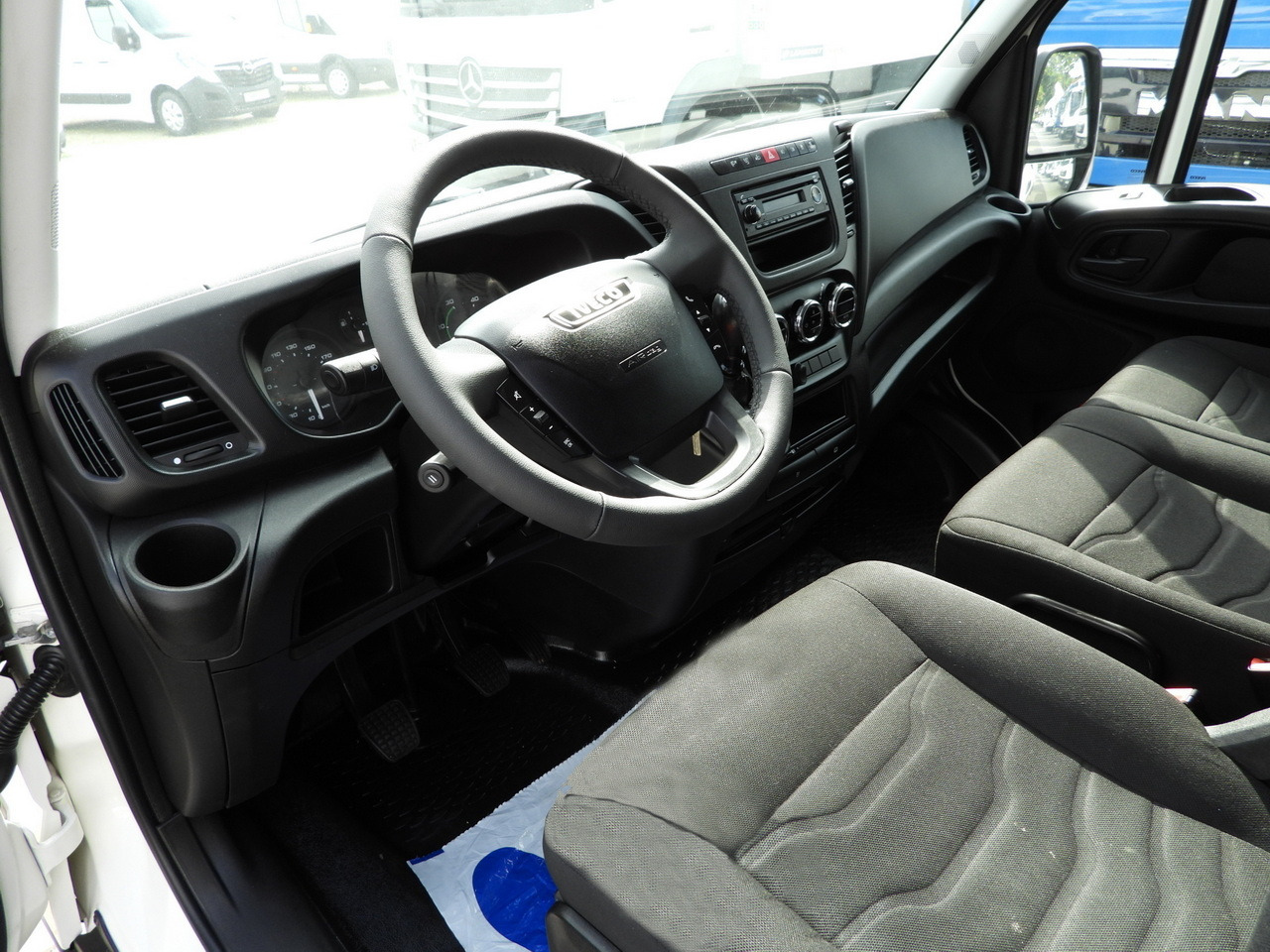 IVECO DAILY 35C17 BOX DELIVERY VAN 6 SEATS CRUISE CONTROL TWIN WHEELS AIR CONDITIONING 170HP - Autoutilitară: Foto 2 IVECO DAILY 35C17 BOX DELIVERY VAN 6 SEATS CRUISE CONTROL TWIN WHEELS AIR CONDITIONING 170HP - Autoutilitară: Foto 2
