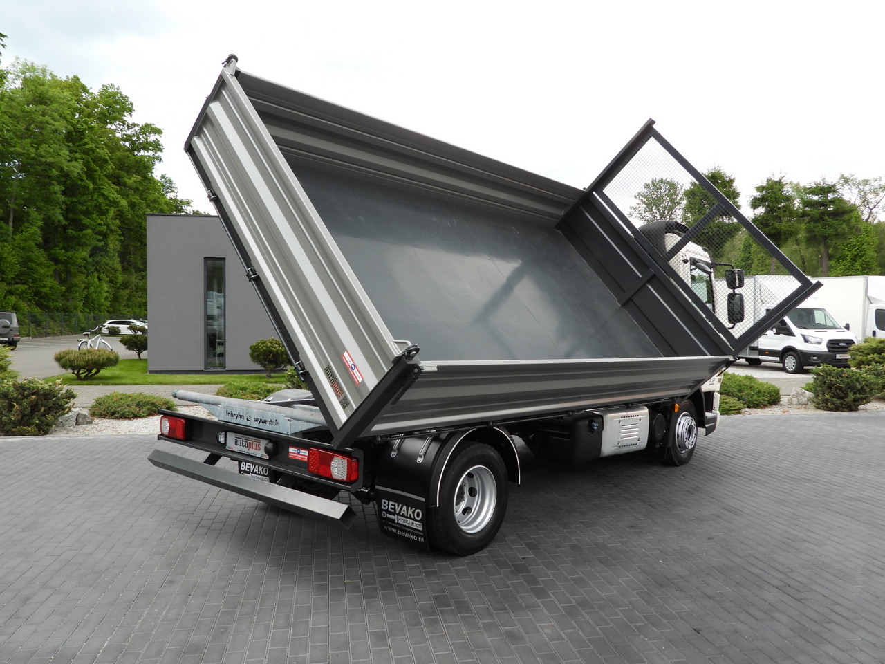 DAF LF 180 THREE-WAY TIPPER CRUISE CONTROL LED LIGHTS AUTOMATIC TRANSMISSION TWIN WHEELS AIR CONDITIONING 180HP - Camion basculantă: Foto 3 DAF LF 180 THREE-WAY TIPPER CRUISE CONTROL LED LIGHTS AUTOMATIC TRANSMISSION TWIN WHEELS AIR CONDITIONING 180HP - Camion basculantă: Foto 3