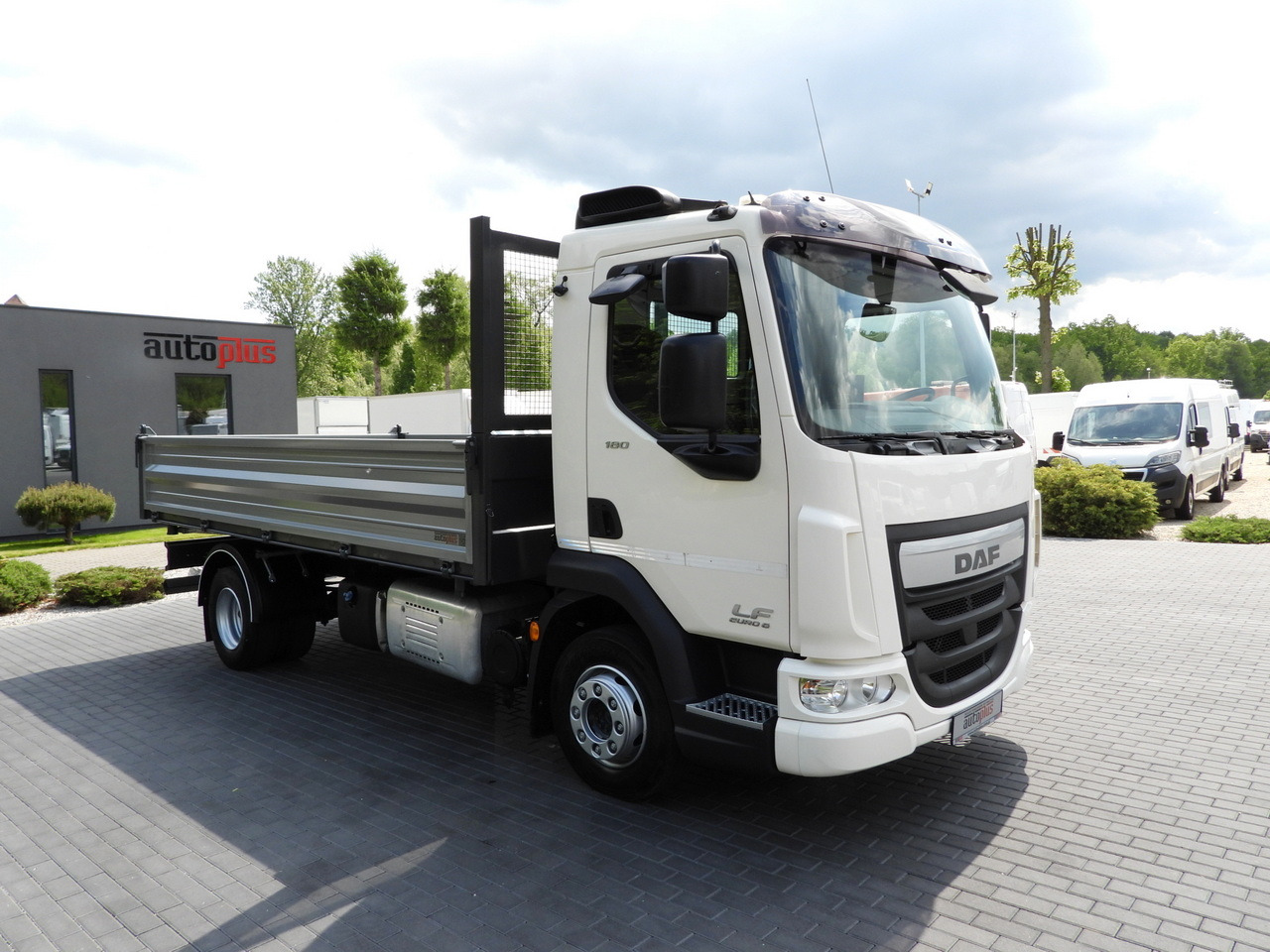 DAF LF 180 THREE-WAY TIPPER CRUISE CONTROL LED LIGHTS AUTOMATIC TRANSMISSION TWIN WHEELS AIR CONDITIONING 180HP - Camion basculantă: Foto 4 DAF LF 180 THREE-WAY TIPPER CRUISE CONTROL LED LIGHTS AUTOMATIC TRANSMISSION TWIN WHEELS AIR CONDITIONING 180HP - Camion basculantă: Foto 4