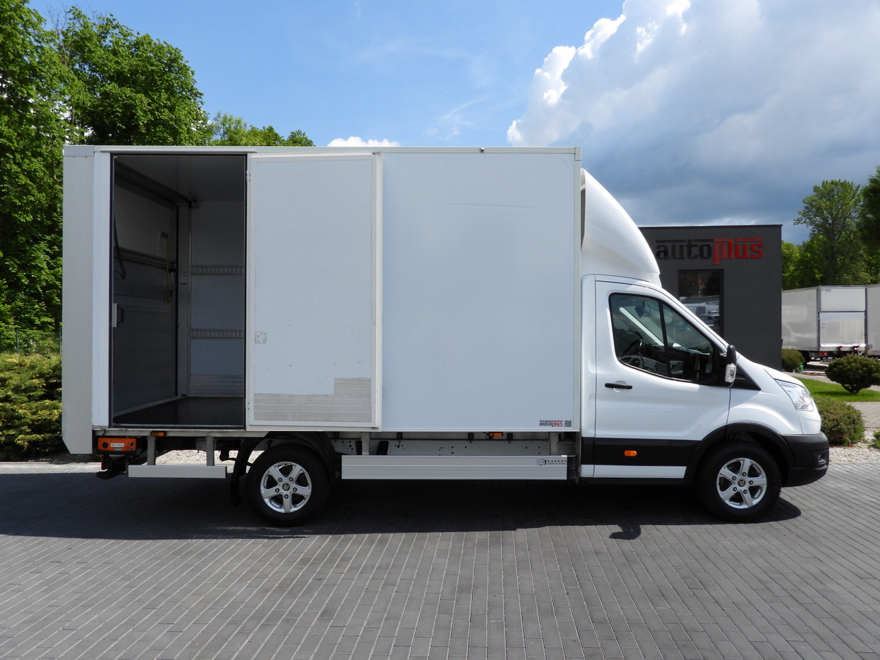Autoutilitară box FORD TRANSIT  BOX LIFT 8 PALLETS CRUISE CONTROL LED LIGHTS AIR CONDITIONING  130HP: Foto 8
