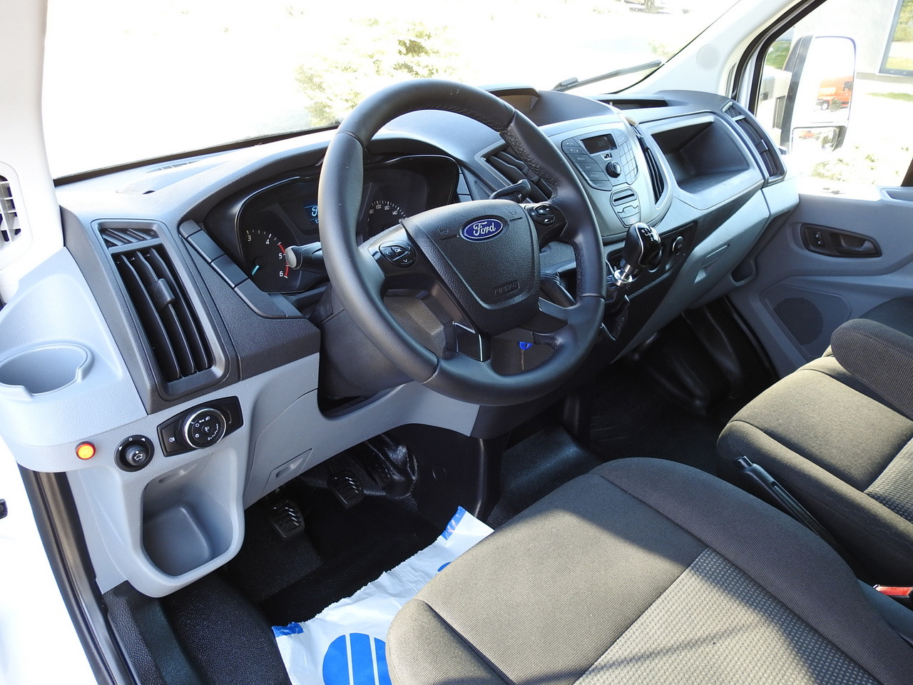 FORD TRANSIT BOX LIFT 8 PALLETS TWIN WHEELS AIR CONDITIONING 130HP - Autoutilitară box: Foto 2 FORD TRANSIT BOX LIFT 8 PALLETS TWIN WHEELS AIR CONDITIONING 130HP - Autoutilitară box: Foto 2