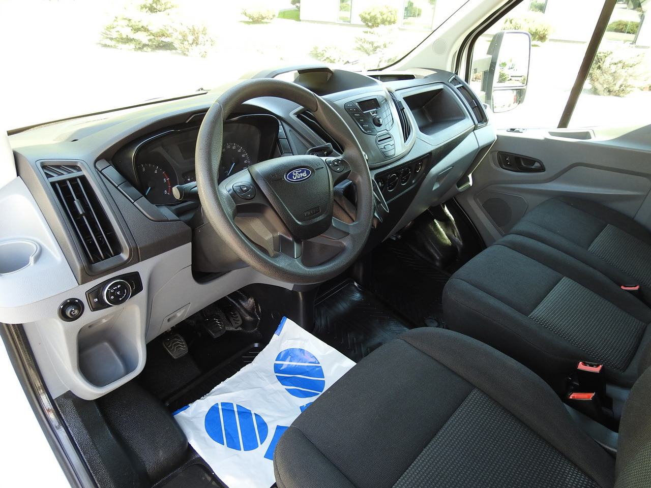 FORD TRANSIT STAKE BODY DOUBLE CABIN DOKA 7 SEATS AIR CONDITIONING  130HP - Autoutilitară cabină dublă: Foto 2 FORD TRANSIT STAKE BODY DOUBLE CABIN DOKA 7 SEATS AIR CONDITIONING  130HP - Autoutilitară cabină dublă: Foto 2