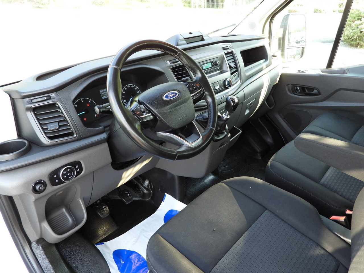 FORD TRANSIT STAKE BODY DOUBLE CABIN DOKA 7 SEATS TWIN WHEELS AIR CONDITIONING 130HP - Autoutilitară cu platformă: Foto 2 FORD TRANSIT STAKE BODY DOUBLE CABIN DOKA 7 SEATS TWIN WHEELS AIR CONDITIONING 130HP - Autoutilitară cu platformă: Foto 2