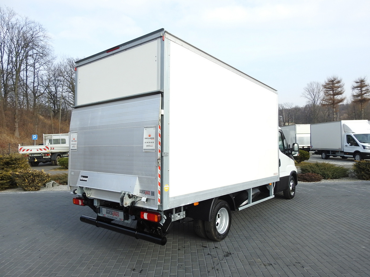 IVECO DAILY 35C16 BOX LIFT 8 PALLETS CRUISE CONTROL TWIN WHEELS AIR CONDITIONING 160HP - Autoutilitară box: Foto 3 IVECO DAILY 35C16 BOX LIFT 8 PALLETS CRUISE CONTROL TWIN WHEELS AIR CONDITIONING 160HP - Autoutilitară box: Foto 3