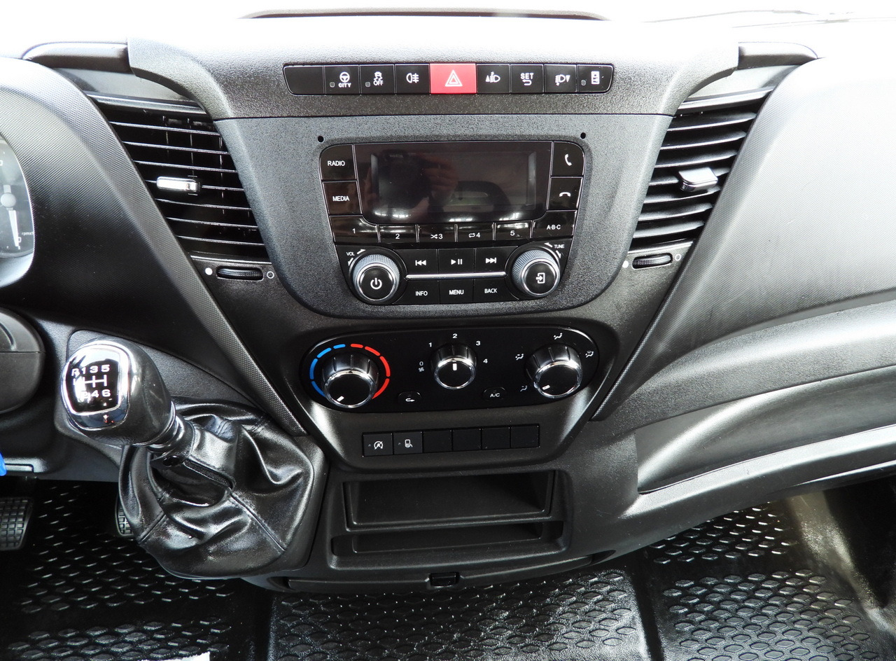 Autoutilitară cabină dublă IVECO DAILY 35S12 STAKE BODY DOUBLE CABIN DOKA 7 SEATS AIR CONDITIONING 120HP: Foto 28 Autoutilitară cabină dublă IVECO DAILY 35S12 STAKE BODY DOUBLE CABIN DOKA 7 SEATS AIR CONDITIONING 120HP: Foto 28