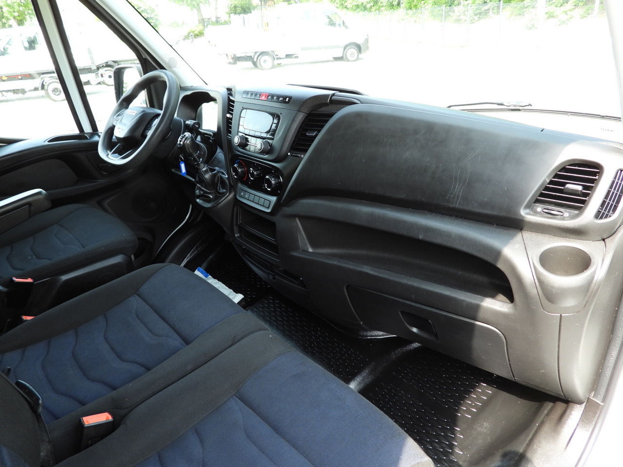 Autoutilitară cabină dublă IVECO DAILY 35S12 STAKE BODY DOUBLE CABIN DOKA 7 SEATS AIR CONDITIONING 120HP: Foto 32 Autoutilitară cabină dublă IVECO DAILY 35S12 STAKE BODY DOUBLE CABIN DOKA 7 SEATS AIR CONDITIONING 120HP: Foto 32