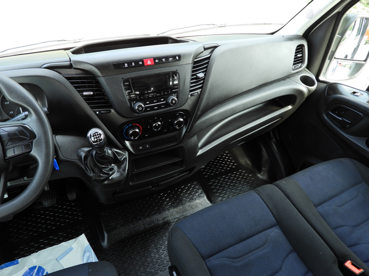 Autoutilitară cabină dublă IVECO DAILY 35S12 STAKE BODY DOUBLE CABIN DOKA 7 SEATS AIR CONDITIONING 120HP: Foto 26 Autoutilitară cabină dublă IVECO DAILY 35S12 STAKE BODY DOUBLE CABIN DOKA 7 SEATS AIR CONDITIONING 120HP: Foto 26