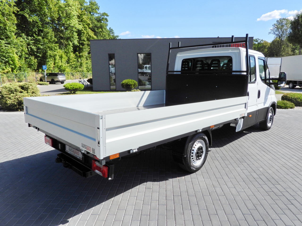 IVECO DAILY 35S14 STAKE BODY DOUBLE CABIN DOKA 7 SEATS CRUISE CONTROL AIR CONDITIONING  135HP - Autoutilitară cabină dublă: Foto 3 IVECO DAILY 35S14 STAKE BODY DOUBLE CABIN DOKA 7 SEATS CRUISE CONTROL AIR CONDITIONING  135HP - Autoutilitară cabină dublă: Foto 3