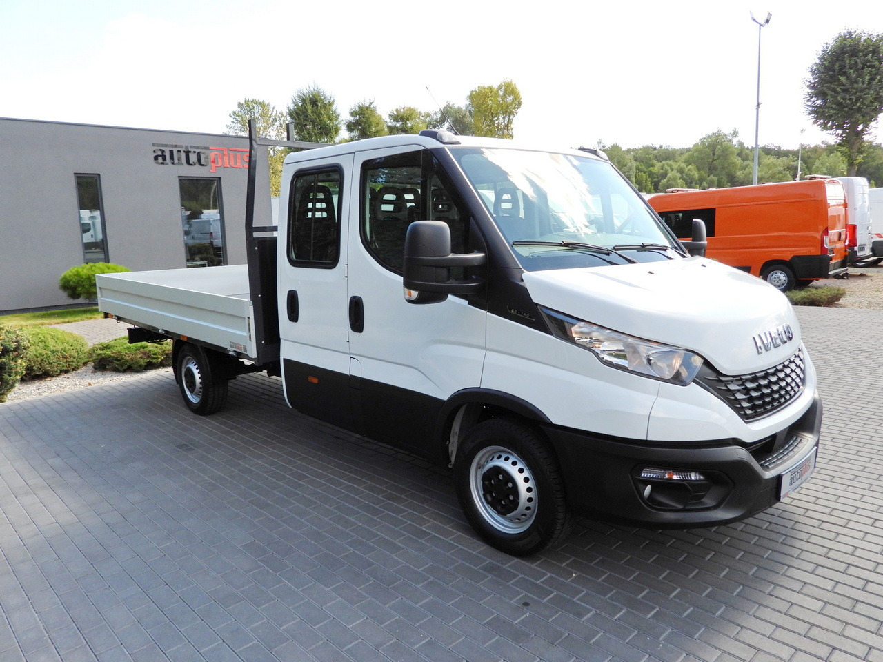 IVECO DAILY 35S14 STAKE BODY DOUBLE CABIN DOKA 7 SEATS CRUISE CONTROL AIR CONDITIONING  135HP - Autoutilitară cabină dublă: Foto 4 IVECO DAILY 35S14 STAKE BODY DOUBLE CABIN DOKA 7 SEATS CRUISE CONTROL AIR CONDITIONING  135HP - Autoutilitară cabină dublă: Foto 4
