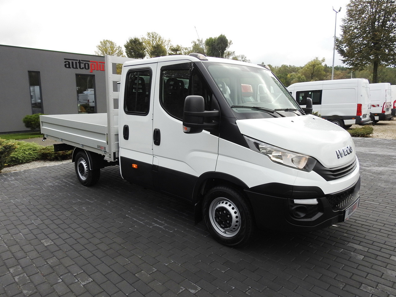 IVECO DAILY 35S15 STAKE BODY DOUBLE CABIN DOKA 7 SEATS AIR CONDITIONING 150HP - Autoutilitară cabină dublă: Foto 4 IVECO DAILY 35S15 STAKE BODY DOUBLE CABIN DOKA 7 SEATS AIR CONDITIONING 150HP - Autoutilitară cabină dublă: Foto 4