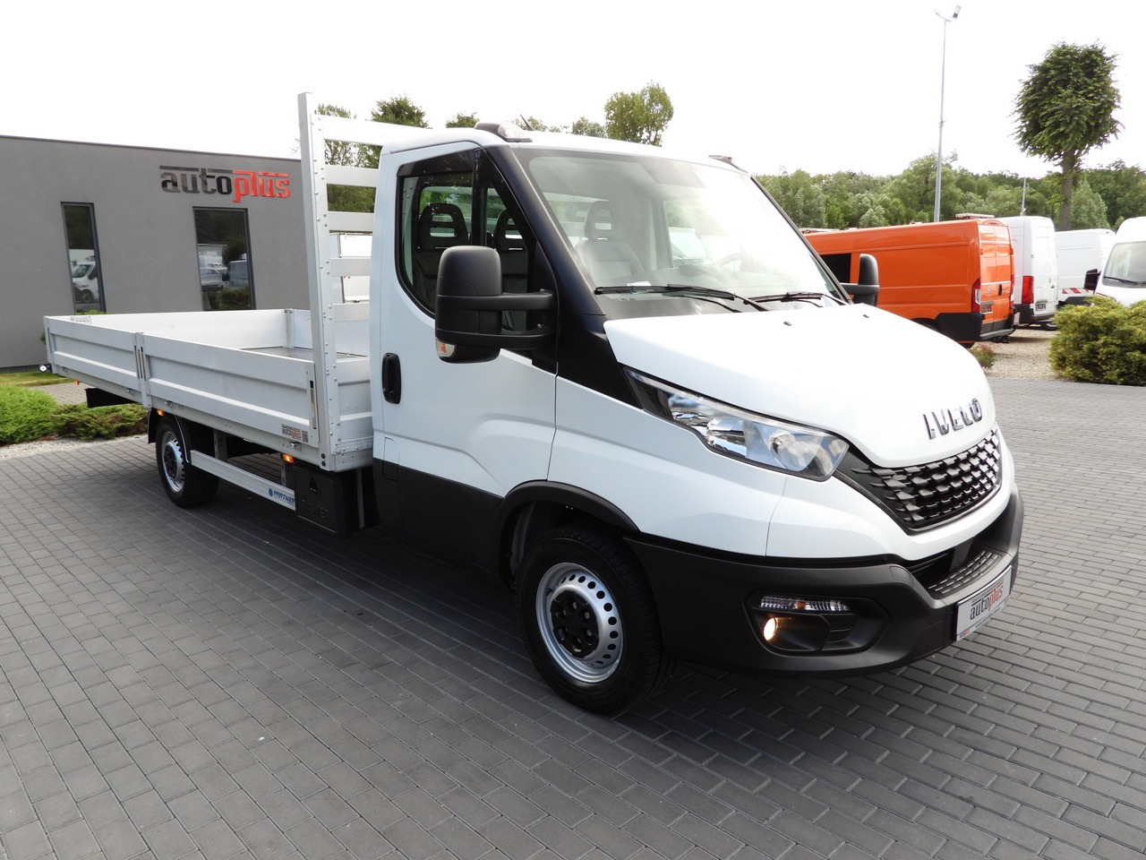 IVECO DAILY 35S16 STAKE BODY 10 PALLETS CRUISE CONTROL AIR CONDITIONING 160HP - Autoutilitară cu platformă: Foto 4 IVECO DAILY 35S16 STAKE BODY 10 PALLETS CRUISE CONTROL AIR CONDITIONING 160HP - Autoutilitară cu platformă: Foto 4