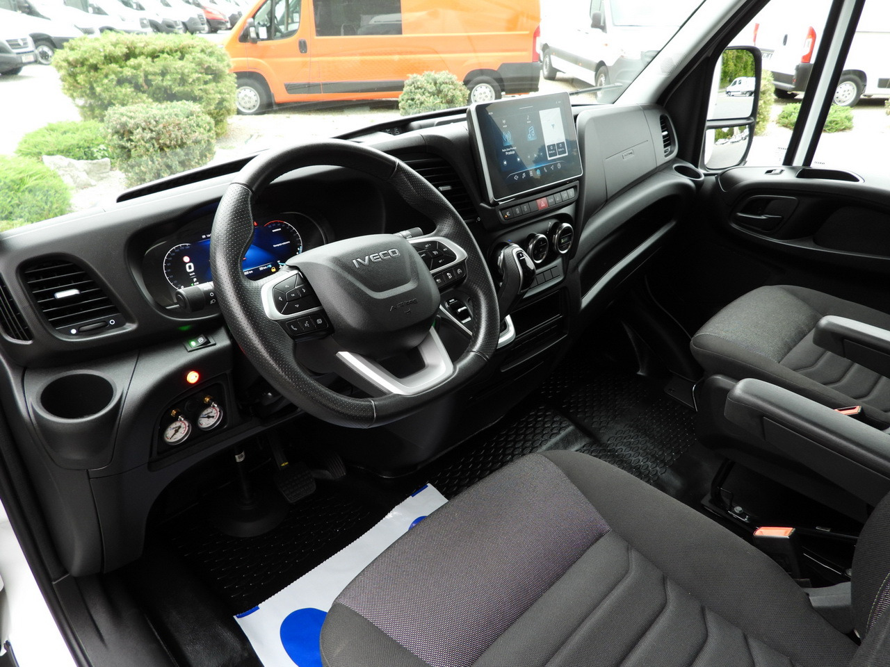 IVECO DAILY 35S18 BOX HI-MATIC LIFT 8 PALLETS CRUISE CONTROL NAVIGATION LED LIGHTS PNEUMATICS AUTOMATIC TRANSMISSION HI-MATIC AIR CONDITIONING 180HP - Autoutilitară box: Foto 2 IVECO DAILY 35S18 BOX HI-MATIC LIFT 8 PALLETS CRUISE CONTROL NAVIGATION LED LIGHTS PNEUMATICS AUTOMATIC TRANSMISSION HI-MATIC AIR CONDITIONING 180HP - Autoutilitară box: Foto 2