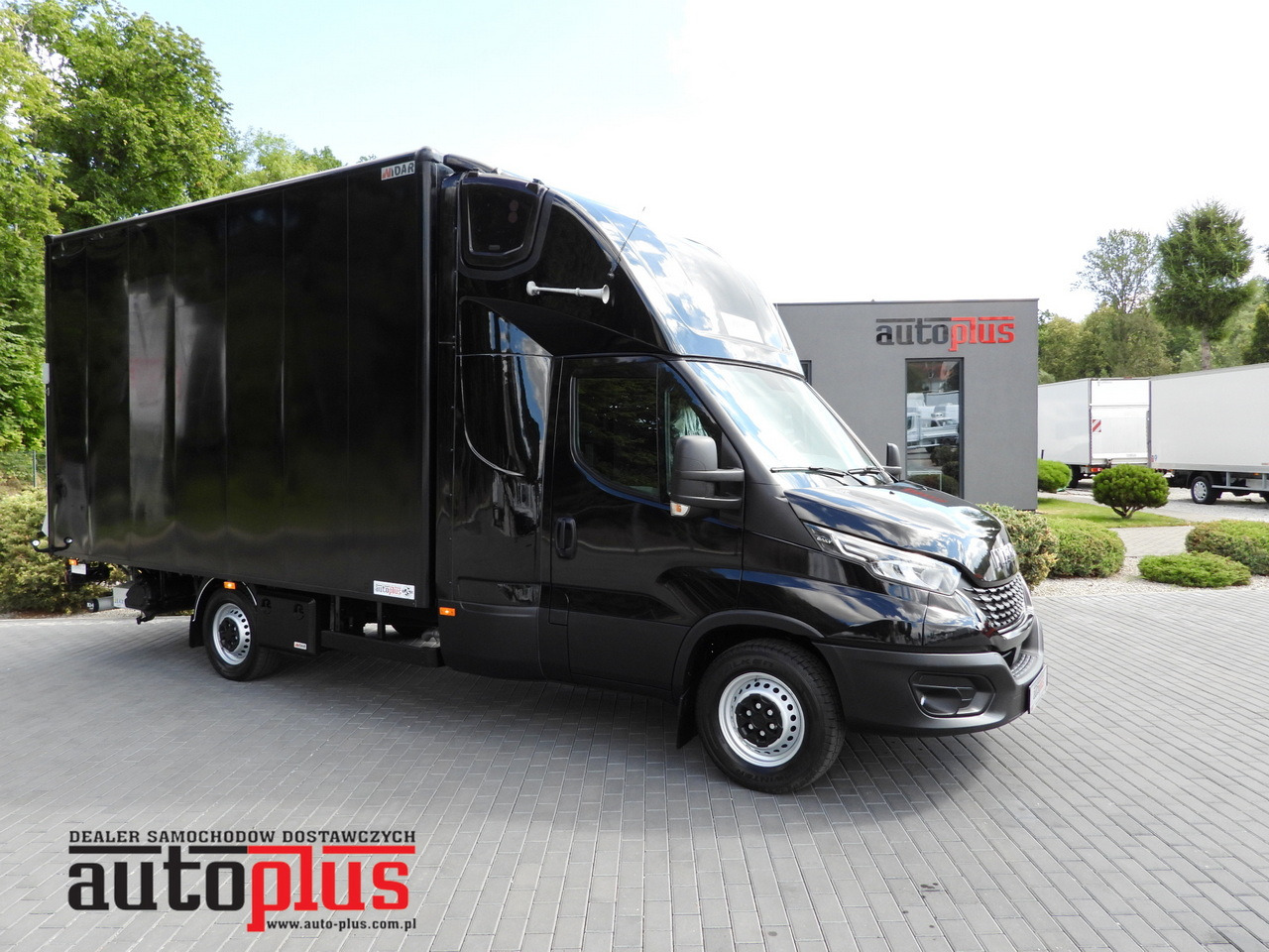 IVECO DAILY 35S18 BOX LIFT 8 PALLETS WEBASTO CRUISE CONTROL NAVIGATION LED LIGHTS PNEUMATICS AIR CONDITIONING 180HP - Autoutilitară box: Foto 1 IVECO DAILY 35S18 BOX LIFT 8 PALLETS WEBASTO CRUISE CONTROL NAVIGATION LED LIGHTS PNEUMATICS AIR CONDITIONING 180HP - Autoutilitară box: Foto 1