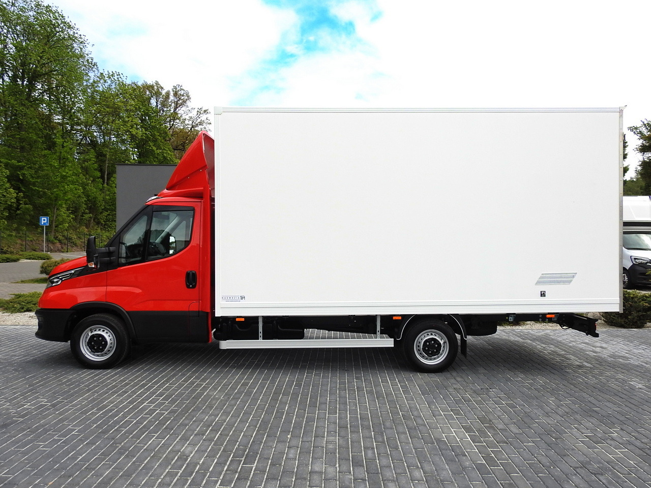 Autoutilitară box nou IVECO DAILY 35S18 NEW BOX 10 PALLETS CRUISE CONTROL NAVIGATION AIR CONDITIONING LED LIGHTS GUARANTEE 180HP: Foto 9 Autoutilitară box nou IVECO DAILY 35S18 NEW BOX 10 PALLETS CRUISE CONTROL NAVIGATION AIR CONDITIONING LED LIGHTS GUARANTEE 180HP: Foto 9
