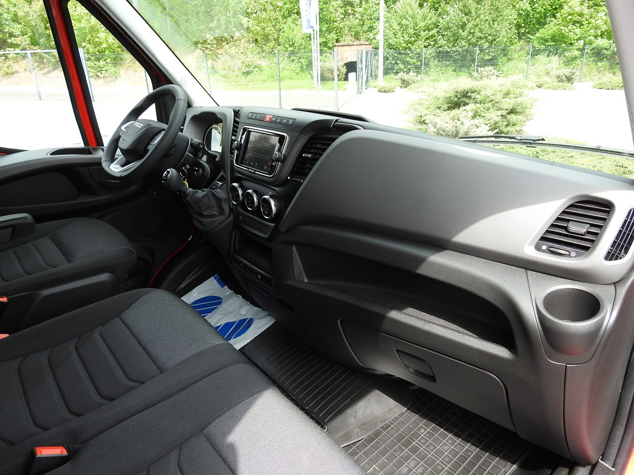 Autoutilitară box nou IVECO DAILY 35S18 NEW BOX 10 PALLETS CRUISE CONTROL NAVIGATION AIR CONDITIONING LED LIGHTS GUARANTEE 180HP: Foto 45 Autoutilitară box nou IVECO DAILY 35S18 NEW BOX 10 PALLETS CRUISE CONTROL NAVIGATION AIR CONDITIONING LED LIGHTS GUARANTEE 180HP: Foto 45