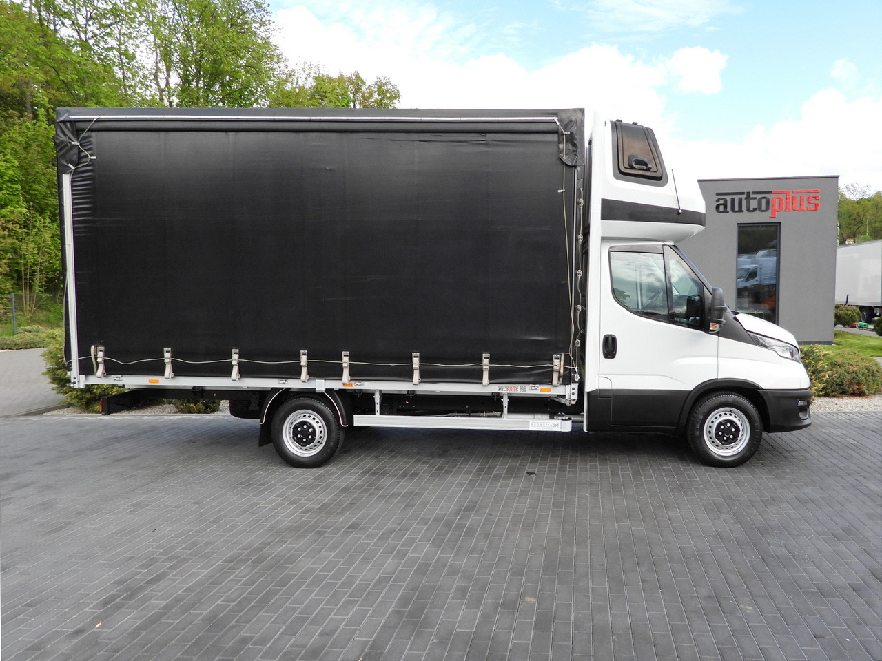Autoutilitară cu prelată IVECO DAILY  35S18 TARPAULIN 10 PALLETS WEBASTO CRUISE CONTROL AIR CONDITIONING  180HP: Foto 7 Autoutilitară cu prelată IVECO DAILY  35S18 TARPAULIN 10 PALLETS WEBASTO CRUISE CONTROL AIR CONDITIONING  180HP: Foto 7
