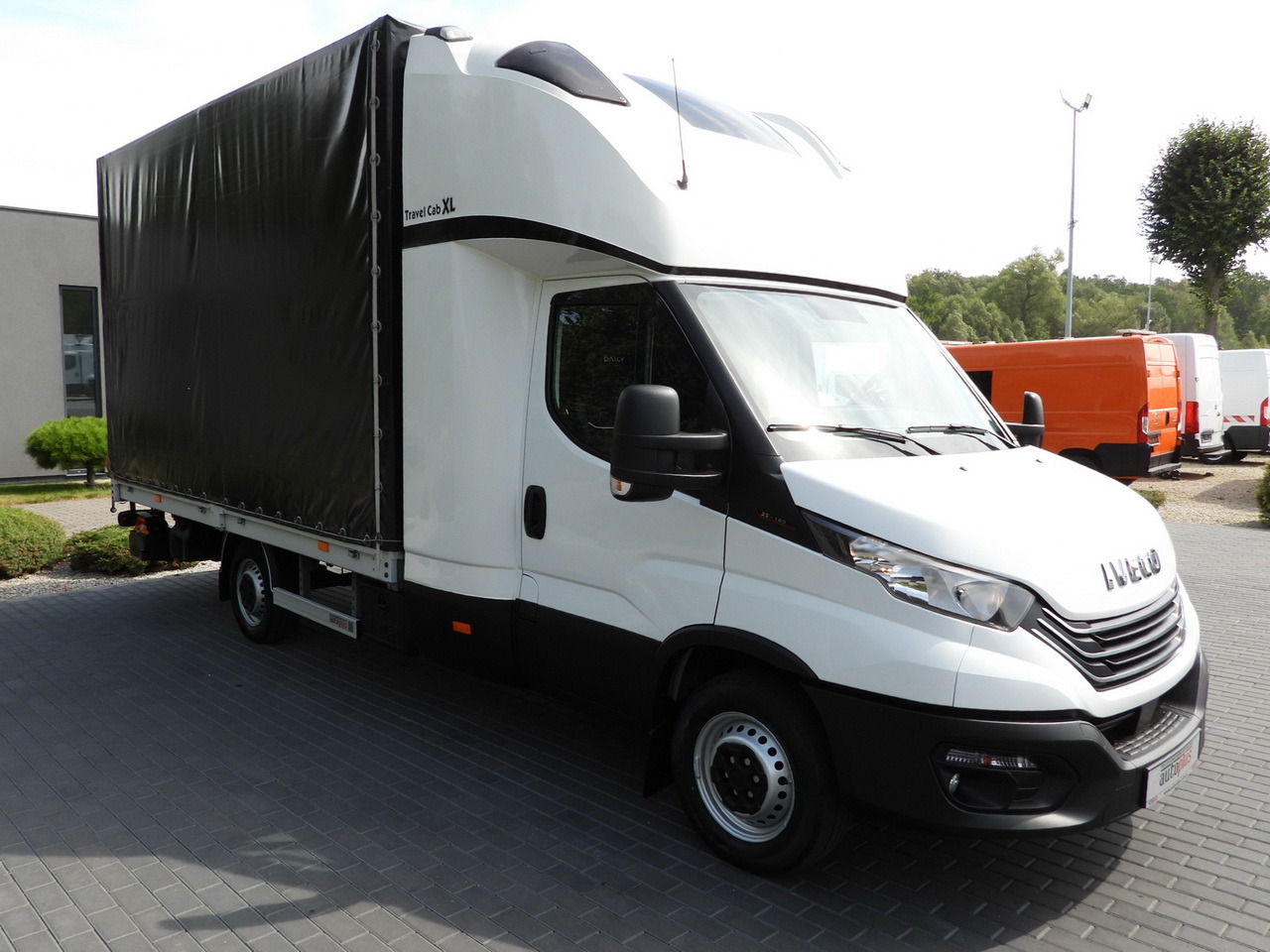 IVECO DAILY 35S18 TARPAULIN LIFT 8 PALLETS CRUISE CONTROL AIR CONDITIONING 180HP - Autoutilitară cu prelată: Foto 4 IVECO DAILY 35S18 TARPAULIN LIFT 8 PALLETS CRUISE CONTROL AIR CONDITIONING 180HP - Autoutilitară cu prelată: Foto 4