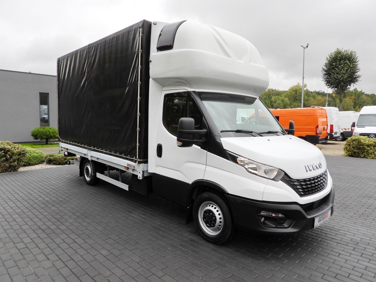 IVECO DAILY 35S18 TARPAULIN LIFT 8 PALLETS WEBASTO CRUISE CONTROL AIR CONDITIONING 180HP - Autoutilitară cu prelată: Foto 4 IVECO DAILY 35S18 TARPAULIN LIFT 8 PALLETS WEBASTO CRUISE CONTROL AIR CONDITIONING 180HP - Autoutilitară cu prelată: Foto 4