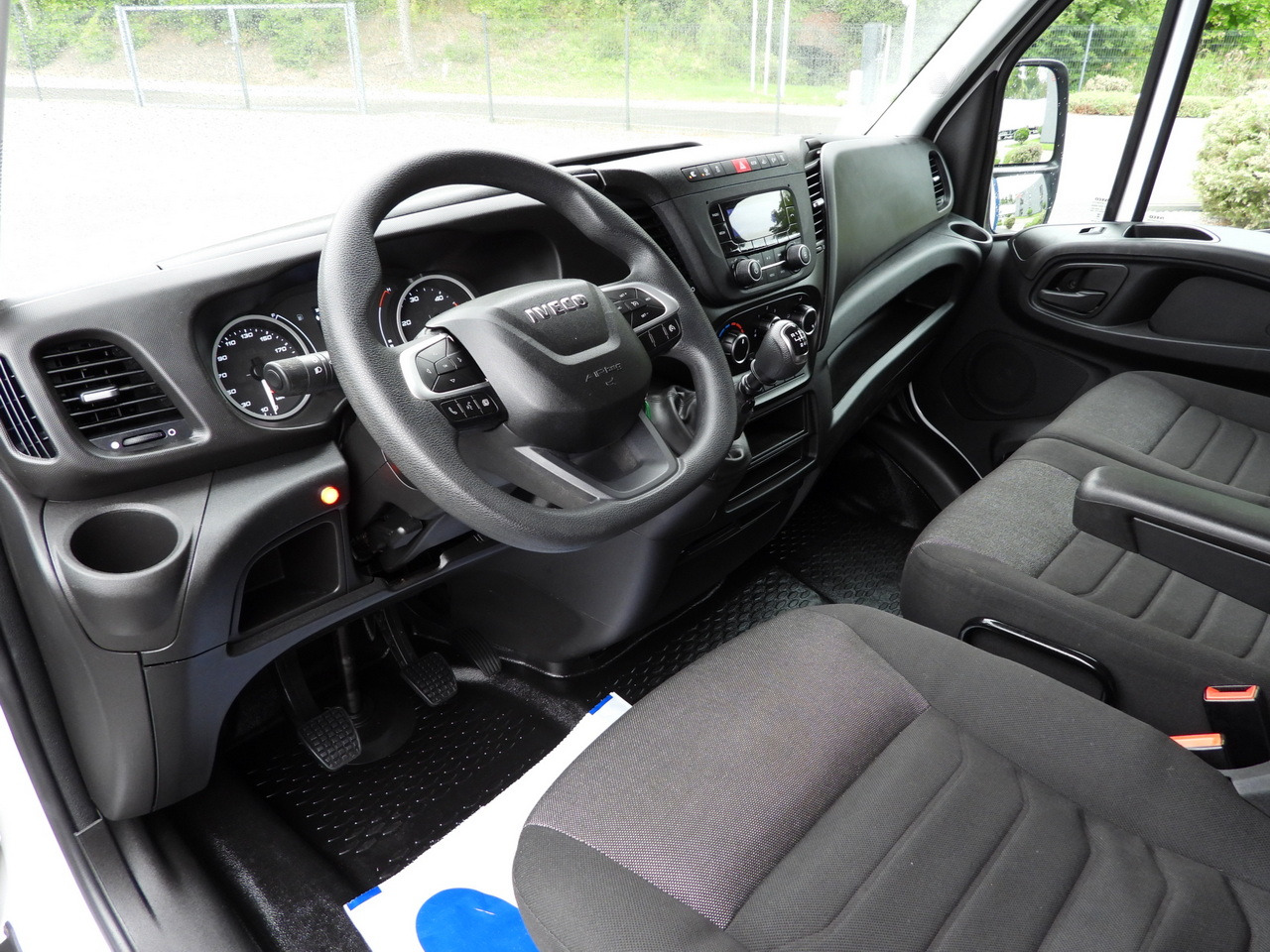 IVECO DAILY 35S18 TARPAULIN LIFT 8 PALLETS WEBASTO CRUISE CONTROL LED LIGHTS AIR CONDITIONING 180HP - Autoutilitară cu prelată: Foto 2 IVECO DAILY 35S18 TARPAULIN LIFT 8 PALLETS WEBASTO CRUISE CONTROL LED LIGHTS AIR CONDITIONING 180HP - Autoutilitară cu prelată: Foto 2