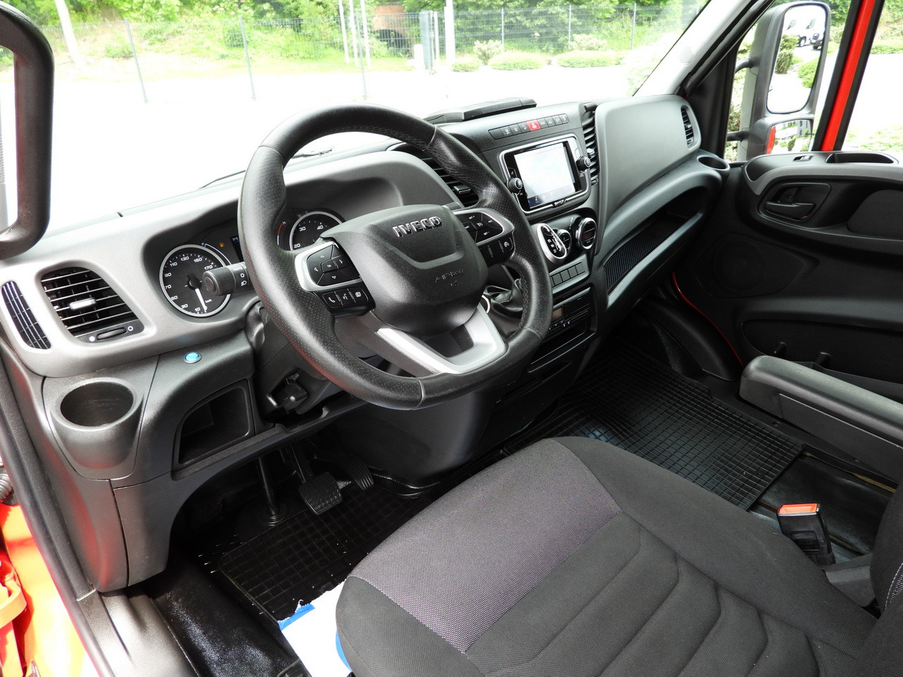 IVECO DAILY 35S21 TARPAULIN 10 PALLETS WEBASTO CRUISE CONTROL NAVIGATION LED LIGHTS PNEUMATICS AUTOMATIC TRANSMISSION HI-MATIC AIR CONDITIONING 210HP - Autoutilitară cu prelată: Foto 2 IVECO DAILY 35S21 TARPAULIN 10 PALLETS WEBASTO CRUISE CONTROL NAVIGATION LED LIGHTS PNEUMATICS AUTOMATIC TRANSMISSION HI-MATIC AIR CONDITIONING 210HP - Autoutilitară cu prelată: Foto 2
