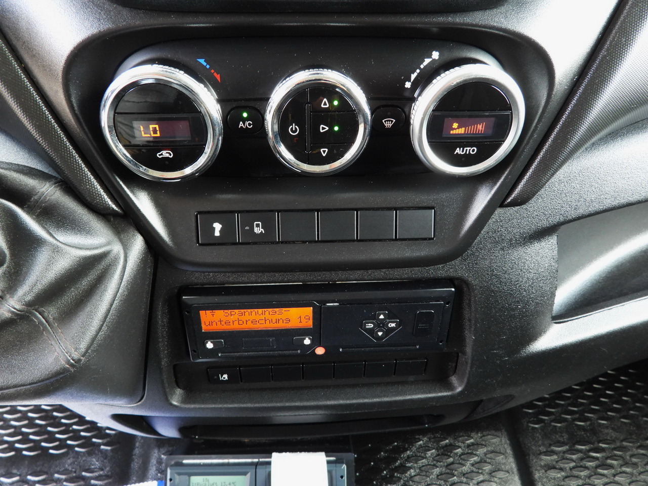 Camion frigider IVECO DAILY 70C17 REFRIGERATOR 1*C LIFT 10 PALLETS POWER SUPPLY 230V CRUISE CONTROL AIR CONDITIONING PNEUMATICS AUTOMATIC TRANSMISSION HI-MATIC TWIN WHEELS 170HP: Foto 46 Camion frigider IVECO DAILY 70C17 REFRIGERATOR 1*C LIFT 10 PALLETS POWER SUPPLY 230V CRUISE CONTROL AIR CONDITIONING PNEUMATICS AUTOMATIC TRANSMISSION HI-MATIC TWIN WHEELS 170HP: Foto 46