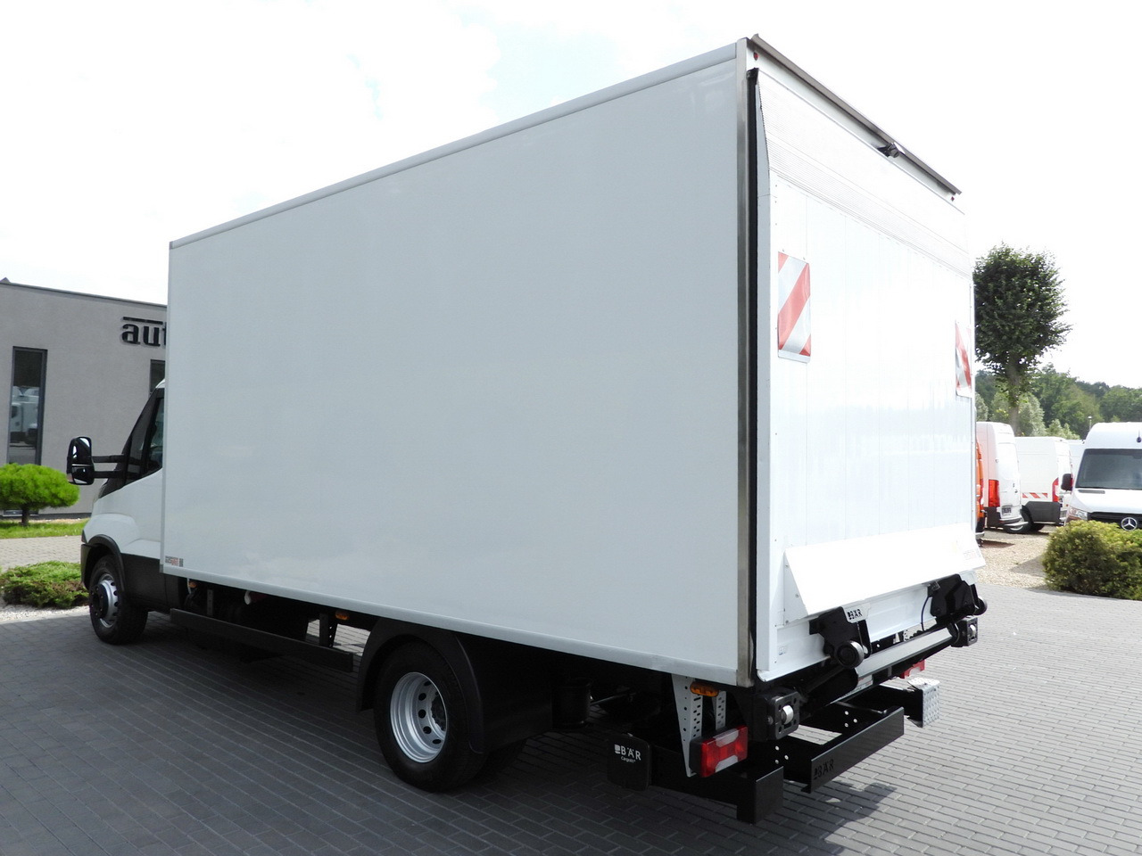 Camion frigider IVECO DAILY 70C17 REFRIGERATOR 1*C LIFT 10 PALLETS POWER SUPPLY 230V CRUISE CONTROL AIR CONDITIONING PNEUMATICS AUTOMATIC TRANSMISSION HI-MATIC TWIN WHEELS 170HP: Foto 9 Camion frigider IVECO DAILY 70C17 REFRIGERATOR 1*C LIFT 10 PALLETS POWER SUPPLY 230V CRUISE CONTROL AIR CONDITIONING PNEUMATICS AUTOMATIC TRANSMISSION HI-MATIC TWIN WHEELS 170HP: Foto 9