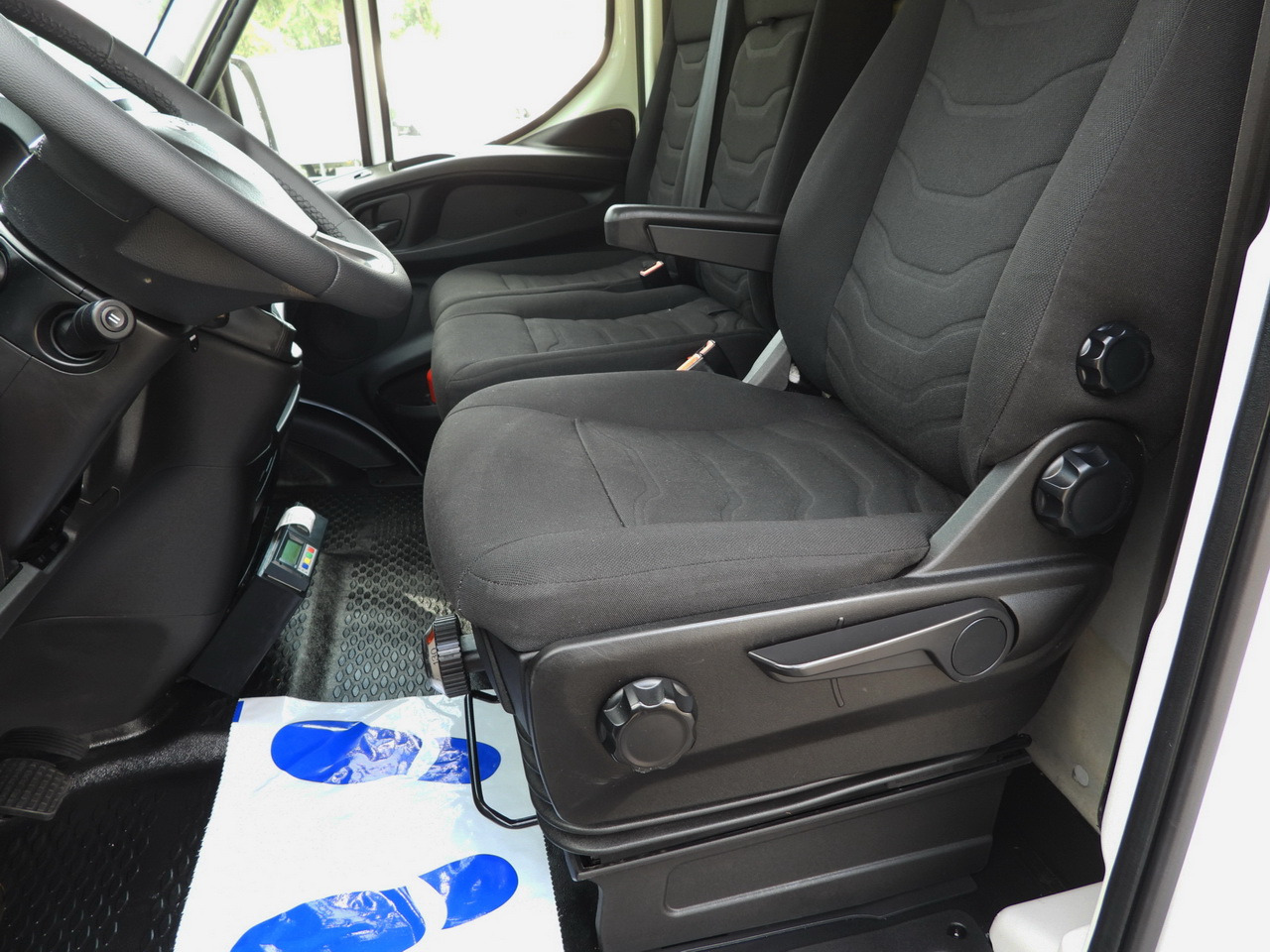 Camion frigider IVECO DAILY 70C17 REFRIGERATOR 1*C LIFT 10 PALLETS POWER SUPPLY 230V CRUISE CONTROL AIR CONDITIONING PNEUMATICS AUTOMATIC TRANSMISSION HI-MATIC TWIN WHEELS 170HP: Foto 35 Camion frigider IVECO DAILY 70C17 REFRIGERATOR 1*C LIFT 10 PALLETS POWER SUPPLY 230V CRUISE CONTROL AIR CONDITIONING PNEUMATICS AUTOMATIC TRANSMISSION HI-MATIC TWIN WHEELS 170HP: Foto 35