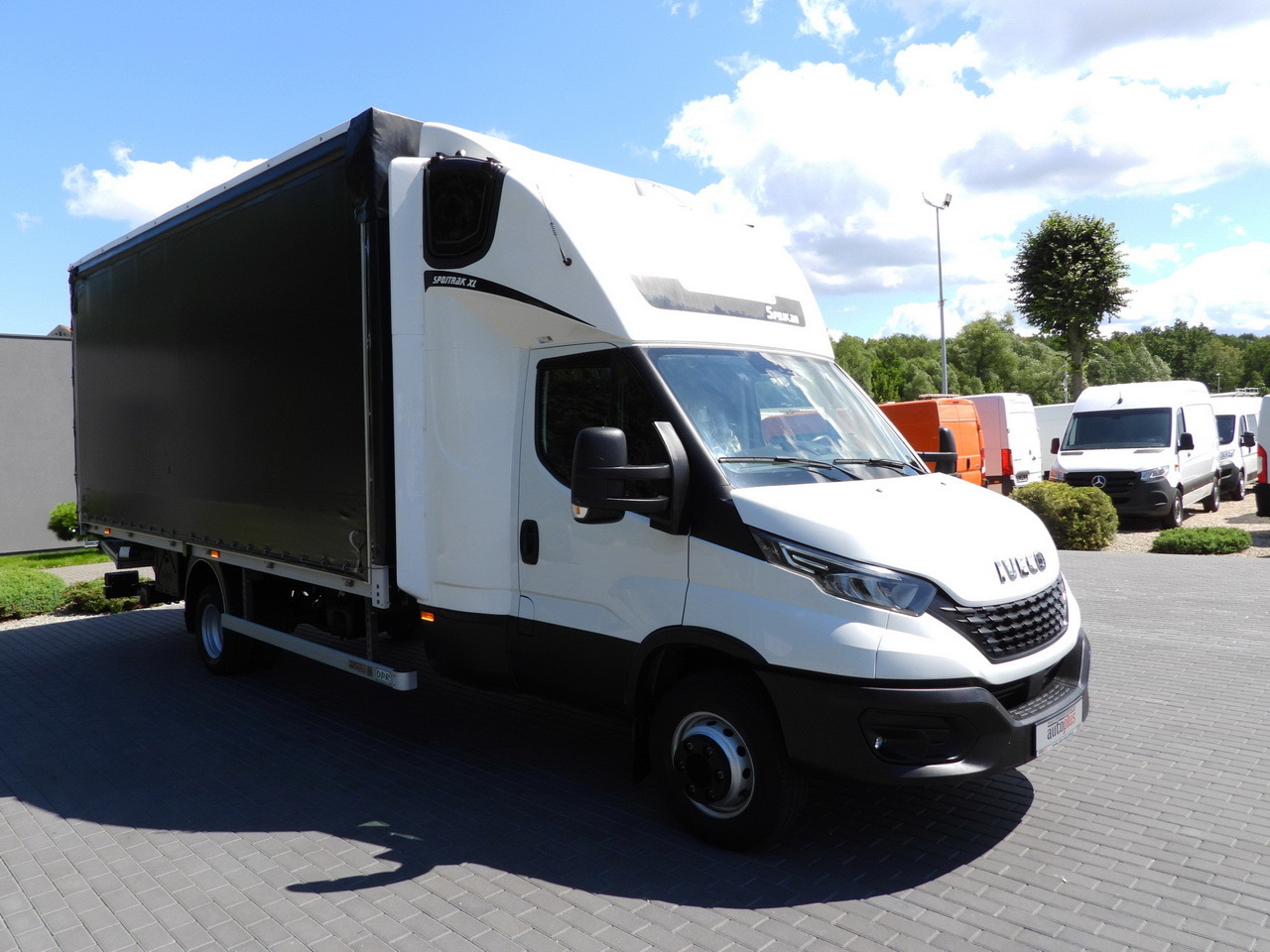 IVECO DAILY 70C18 TARPAULIN LIFT 14 PALLETS WEBASTO CRUISE CONTROL LED LIGHTS TWIN WHEELS AIR CONDITIONING 180HP - Autoutilitară cu prelată: Foto 4 IVECO DAILY 70C18 TARPAULIN LIFT 14 PALLETS WEBASTO CRUISE CONTROL LED LIGHTS TWIN WHEELS AIR CONDITIONING 180HP - Autoutilitară cu prelată: Foto 4