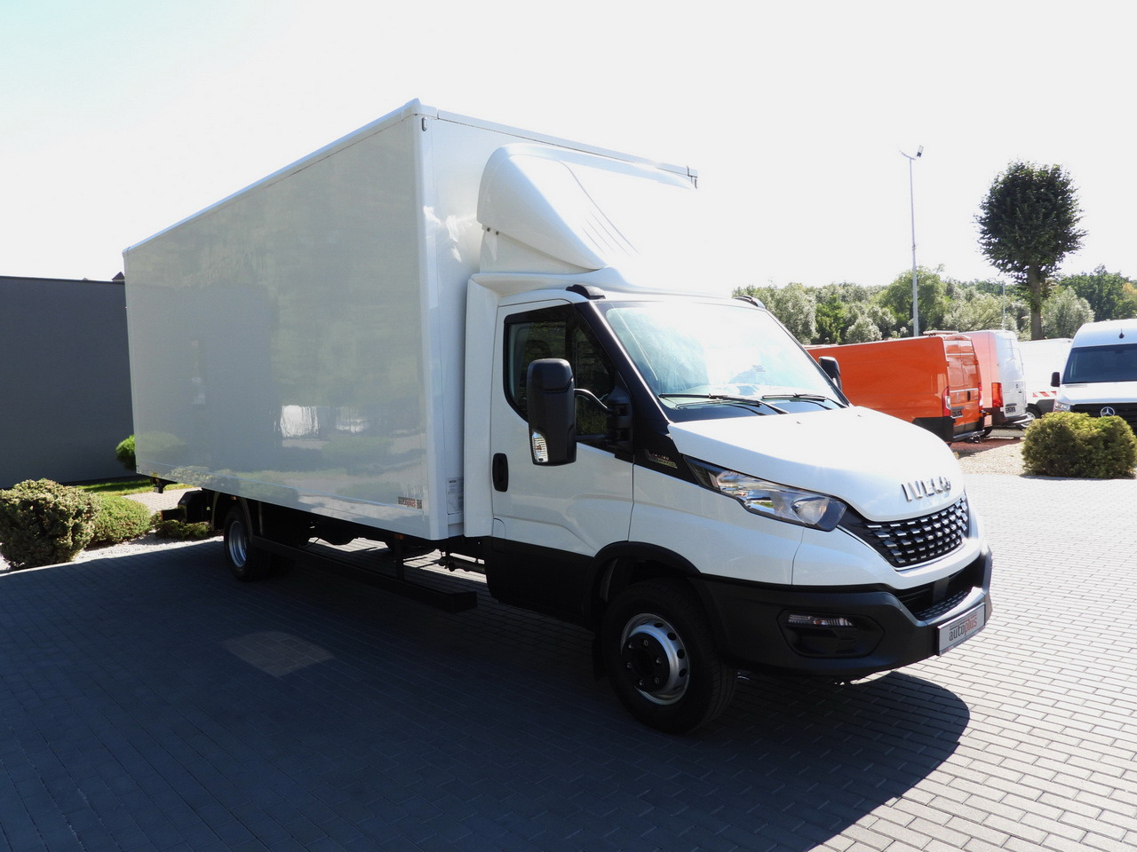 IVECO DAILY 72C18 LIFT 14 PALLETS CRUISE CONTROL PNEUMATICS AUTOMATIC TRANSMISSION HI-MATIC TWIN WHEELS AIR CONDITIONING 180HP - Autoutilitară box: Foto 4 IVECO DAILY 72C18 LIFT 14 PALLETS CRUISE CONTROL PNEUMATICS AUTOMATIC TRANSMISSION HI-MATIC TWIN WHEELS AIR CONDITIONING 180HP - Autoutilitară box: Foto 4