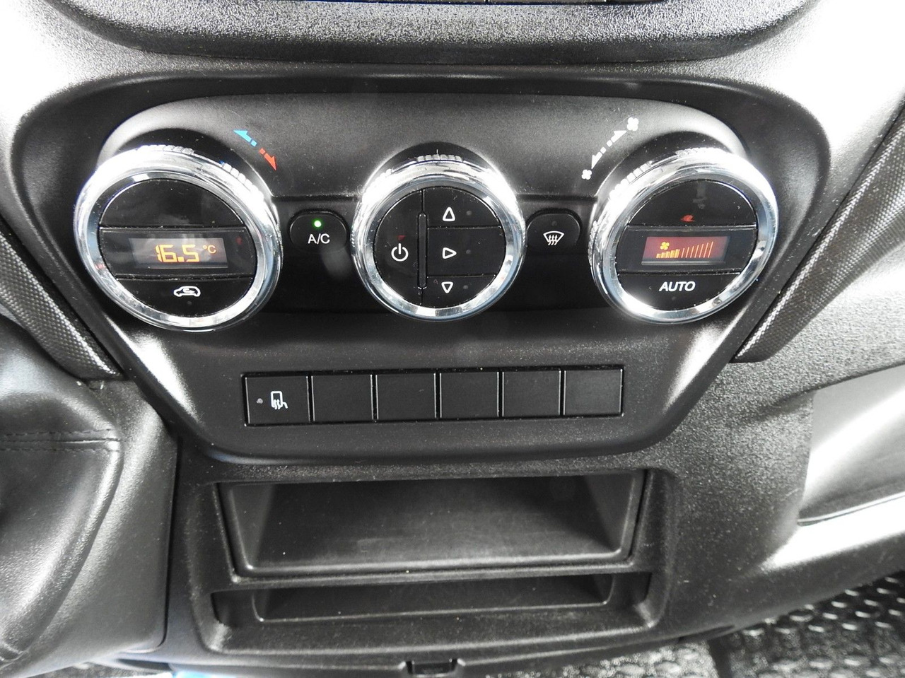 Autoutilitară cu prelată Iveco DAILY  35S18 PRITSCHE PLANE 10 PALETTEN WEBASTO: Foto 26