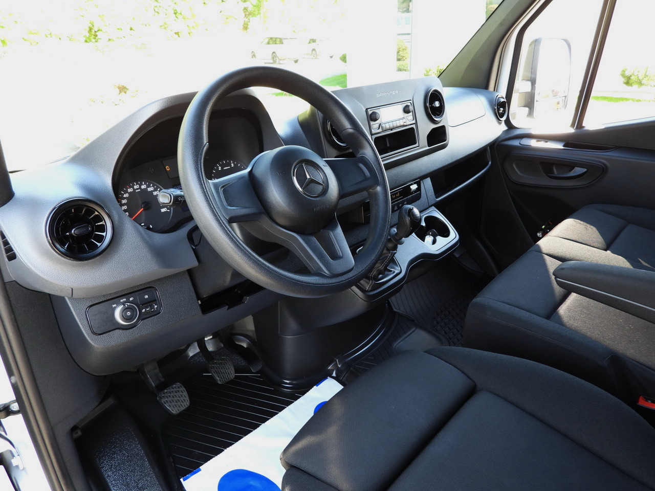 MERCEDES SPRINTER 315 BOX LIFT 8 PALLETS AIR CONDITIONING 150HP - Autoutilitară box: Foto 2 MERCEDES SPRINTER 315 BOX LIFT 8 PALLETS AIR CONDITIONING 150HP - Autoutilitară box: Foto 2