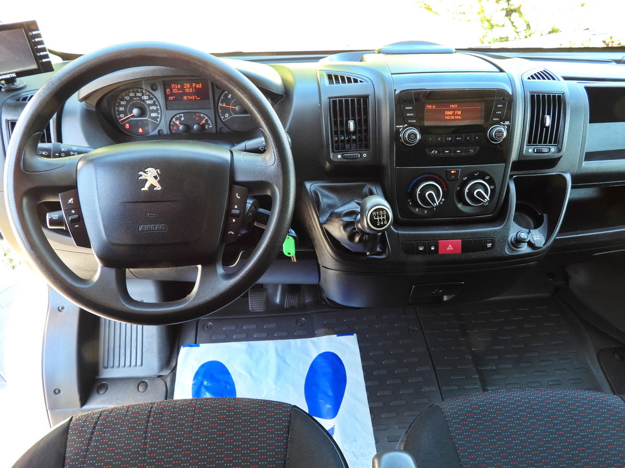 Autoutilitară box PEUGEOT BOXER BOX LIFT 8 PALLETS CRUISE CONTROL AIR CONDITIONING 130HP: Foto 27 Autoutilitară box PEUGEOT BOXER BOX LIFT 8 PALLETS CRUISE CONTROL AIR CONDITIONING 130HP: Foto 27