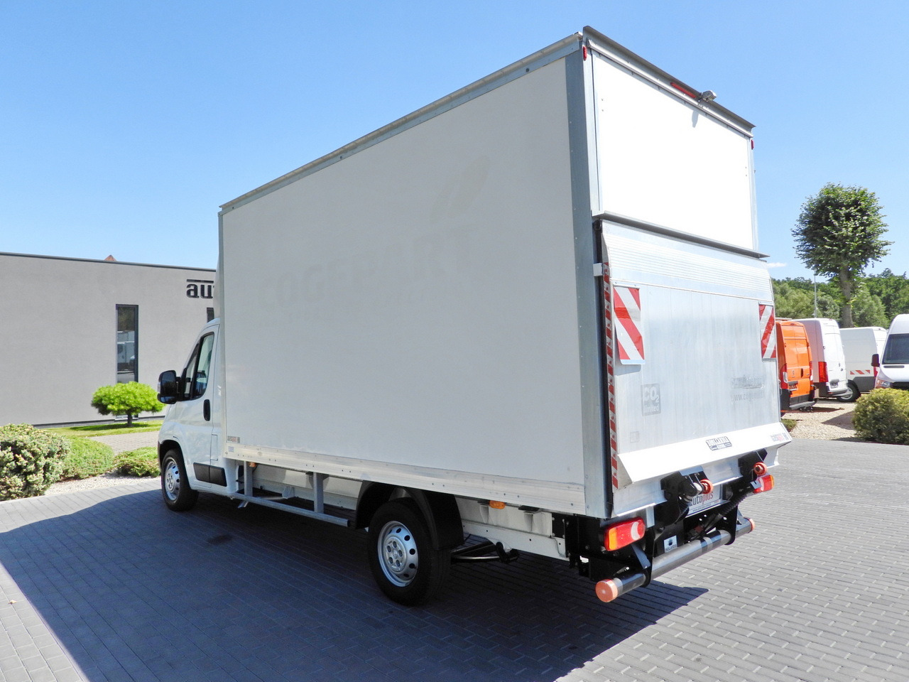 Autoutilitară box PEUGEOT BOXER BOX LIFT 8 PALLETS CRUISE CONTROL AIR CONDITIONING 130HP: Foto 9 Autoutilitară box PEUGEOT BOXER BOX LIFT 8 PALLETS CRUISE CONTROL AIR CONDITIONING 130HP: Foto 9