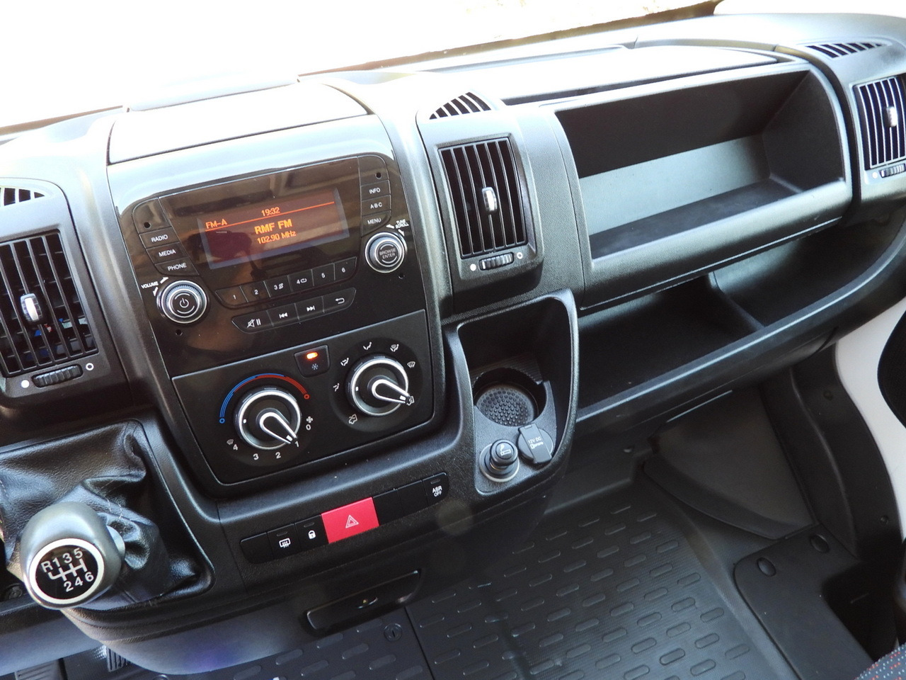 Autoutilitară box PEUGEOT BOXER BOX LIFT 8 PALLETS CRUISE CONTROL AIR CONDITIONING 130HP: Foto 29 Autoutilitară box PEUGEOT BOXER BOX LIFT 8 PALLETS CRUISE CONTROL AIR CONDITIONING 130HP: Foto 29