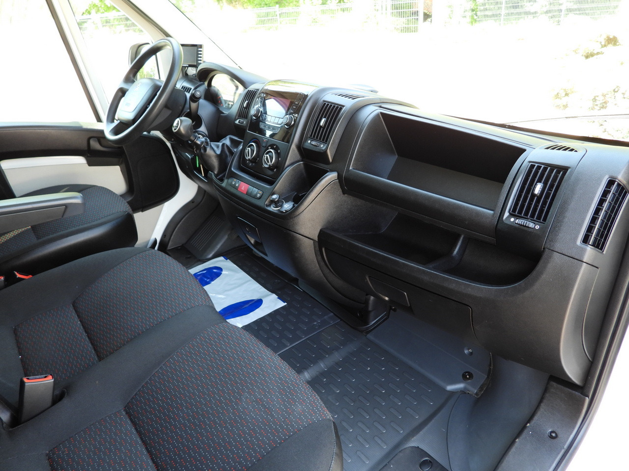 Autoutilitară box PEUGEOT BOXER BOX LIFT 8 PALLETS CRUISE CONTROL AIR CONDITIONING 130HP: Foto 39 Autoutilitară box PEUGEOT BOXER BOX LIFT 8 PALLETS CRUISE CONTROL AIR CONDITIONING 130HP: Foto 39