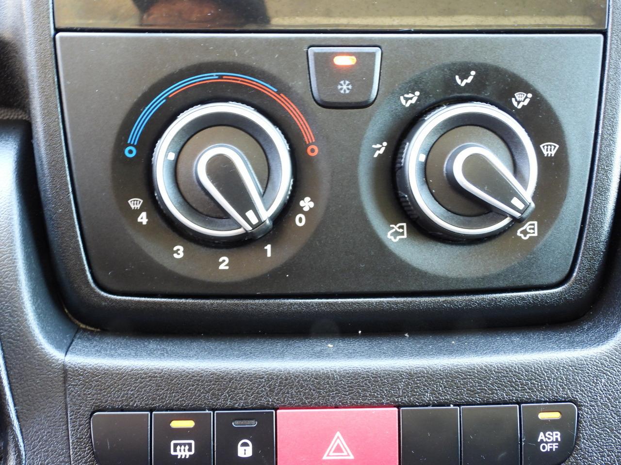 Autoutilitară box PEUGEOT BOXER BOX LIFT 8 PALLETS CRUISE CONTROL AIR CONDITIONING 130HP: Foto 33 Autoutilitară box PEUGEOT BOXER BOX LIFT 8 PALLETS CRUISE CONTROL AIR CONDITIONING 130HP: Foto 33